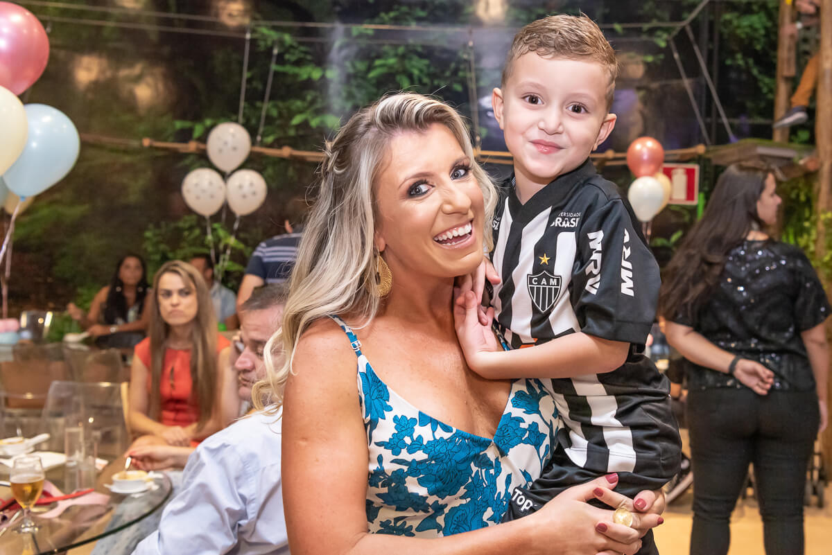 Réver Jr, recendo o carinho da mamãe Giovana durante a festa, pela fotógrafa Fabiana Bomfim