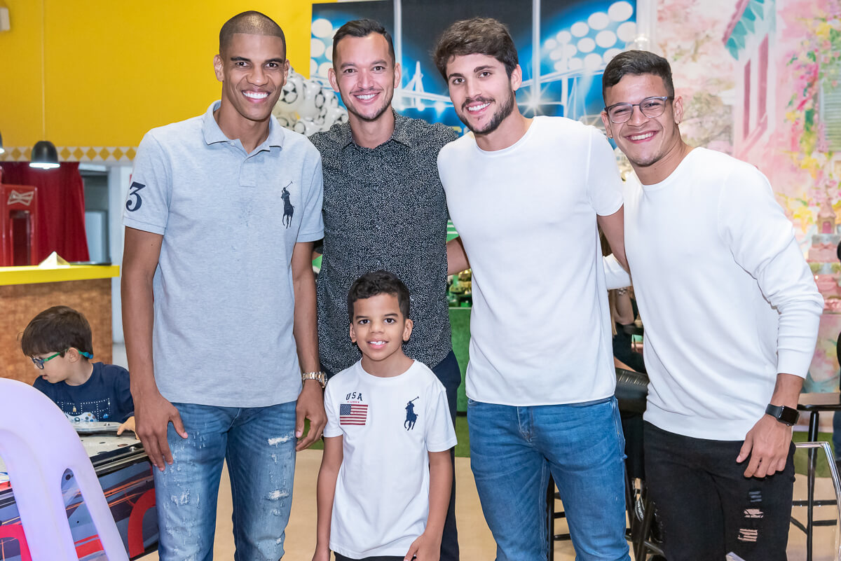 Parte do time do Galo marcando presença na festa dos filhos do Réver, pela fotógrafa Fabiana Bomfim