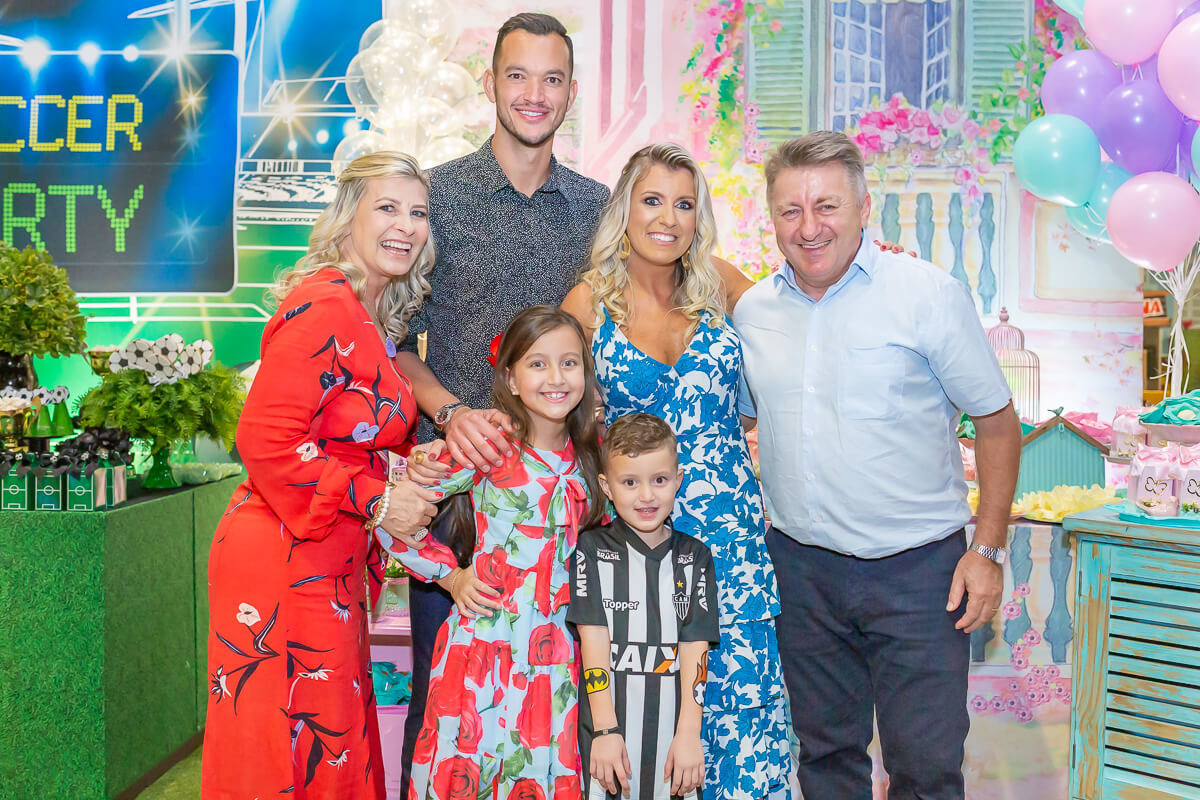 Réver Jr, e Alicia recendo o carinho dos avós durante a festa, pela fotógrafa Fabiana Bomfim