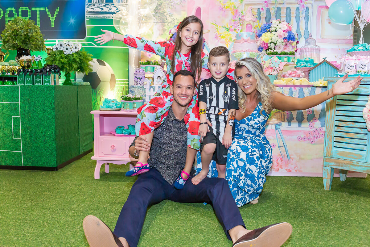 Família reunida durante a comemoração dos aniversários da Alicia e Réver Jr., por Fabiana Bomfim Fotografia