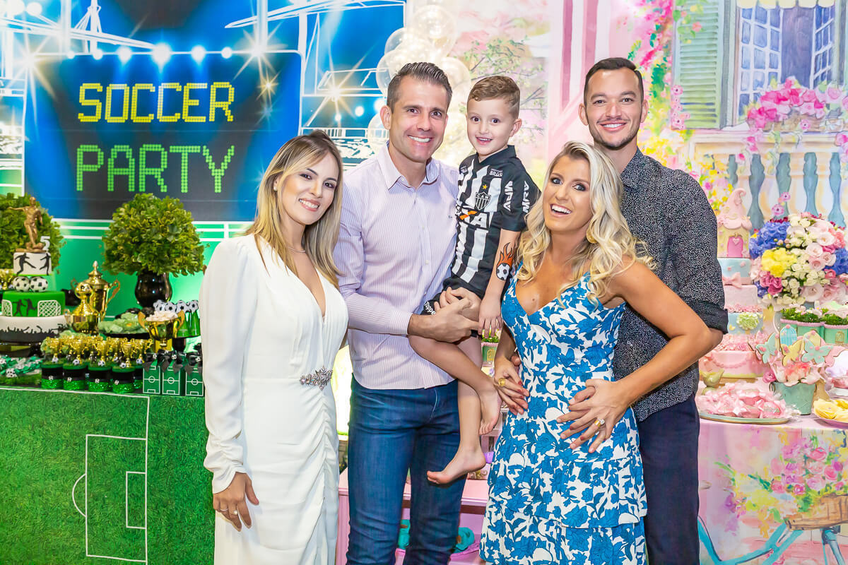 O carinho do padrinho Victor no aniversário de 5 anos do Réver Jr., por Fabiana Bomfim Fotografia