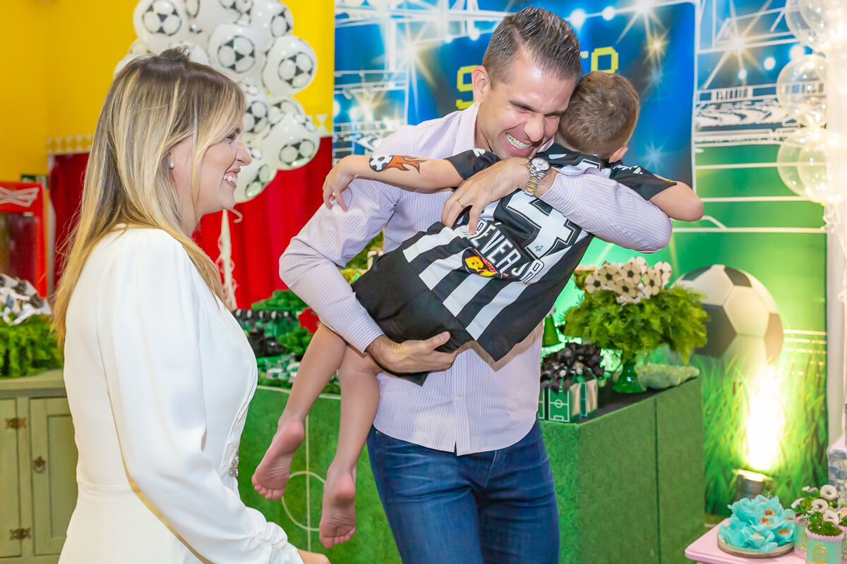 O carinho do padrinho Victor no aniversário de 5 anos do Réver Jr., por Fabiana Bomfim Fotografia