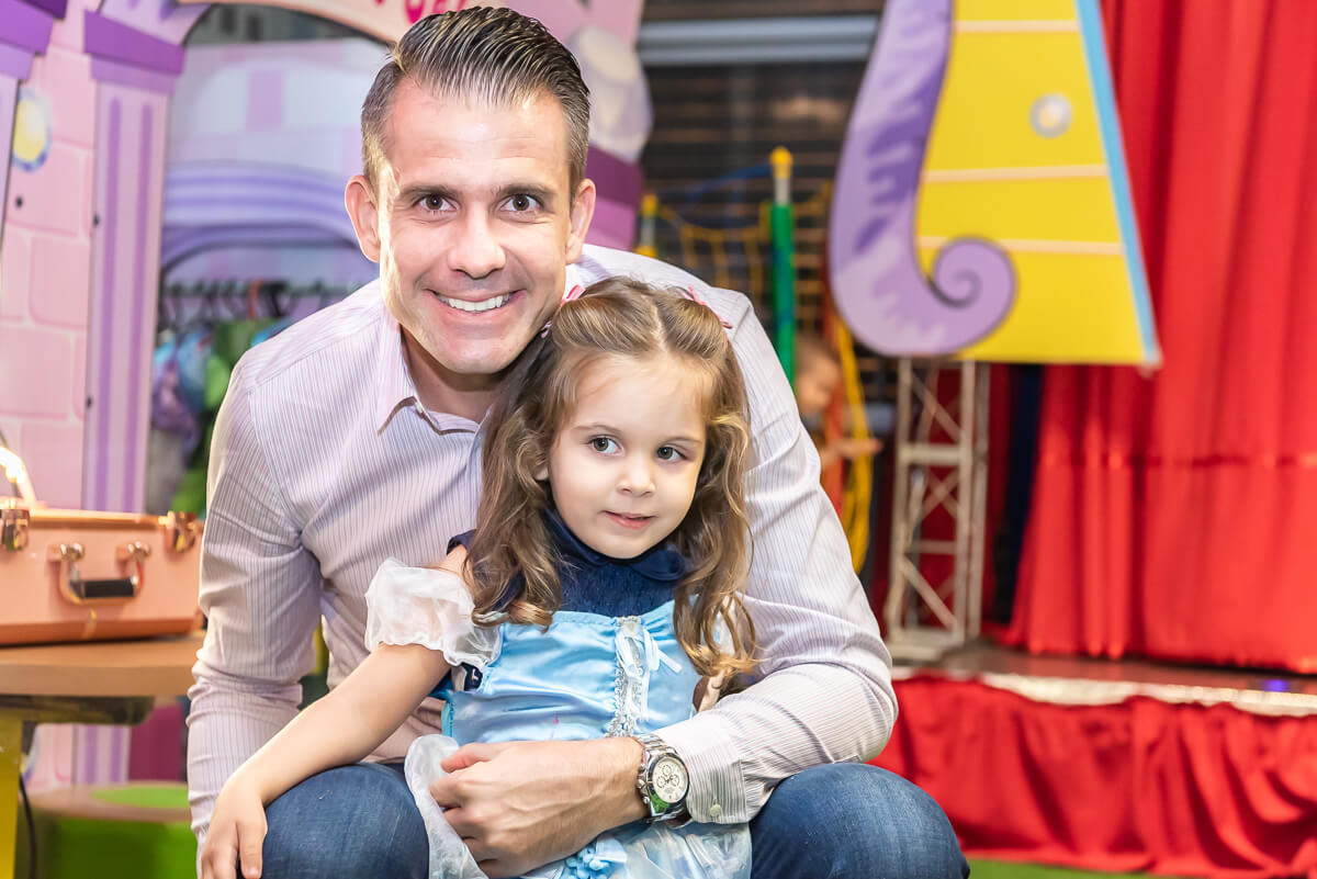 Victor e sua Maria Isabella na festa de 9 anos da Alicia, registro pela fotógrafa Fabiana Bomfim