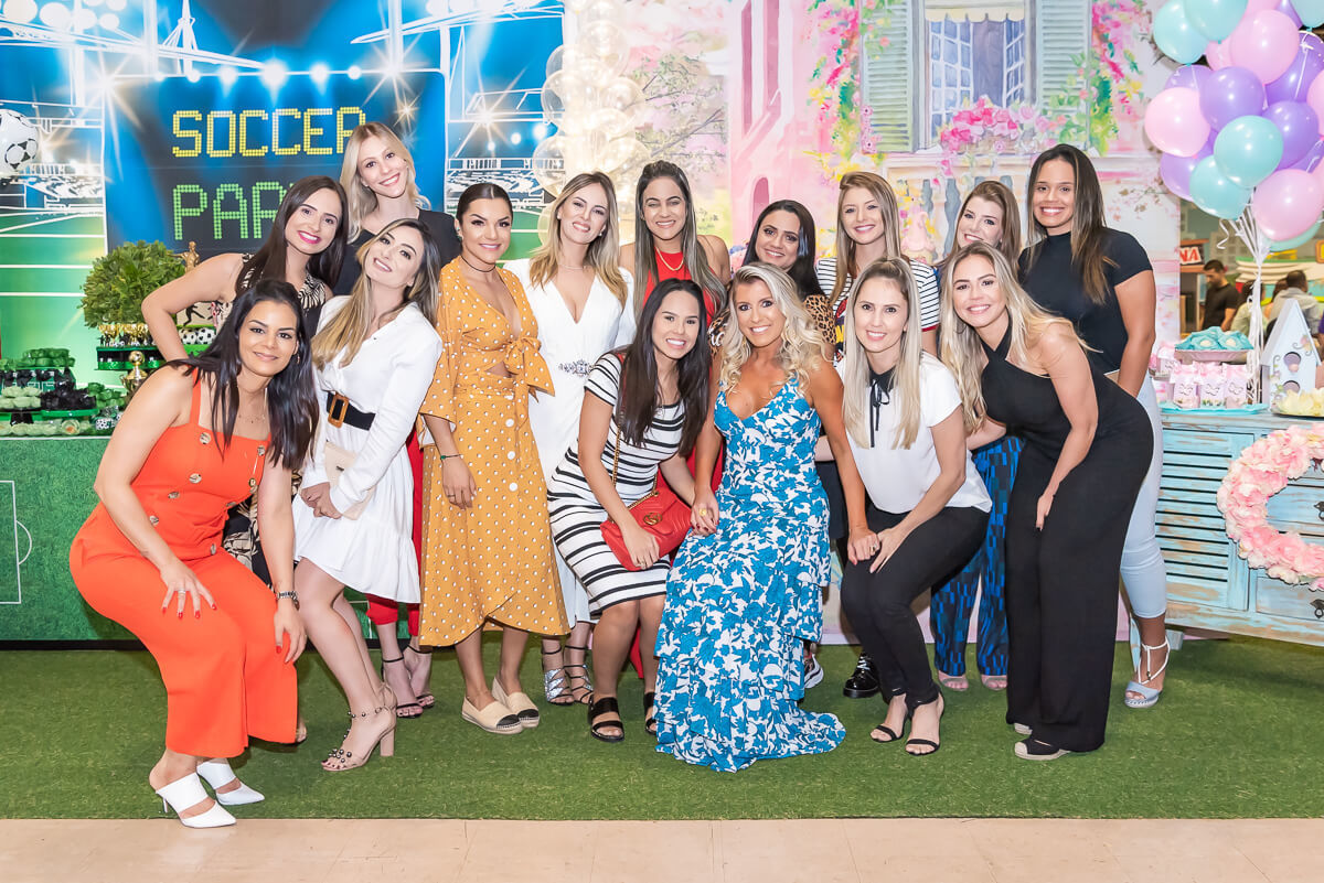 Giovana e suas amigas durante a festa de seus filhos, em Belo Horizonte, feito pela fotógrafa Fabiana Bomfim