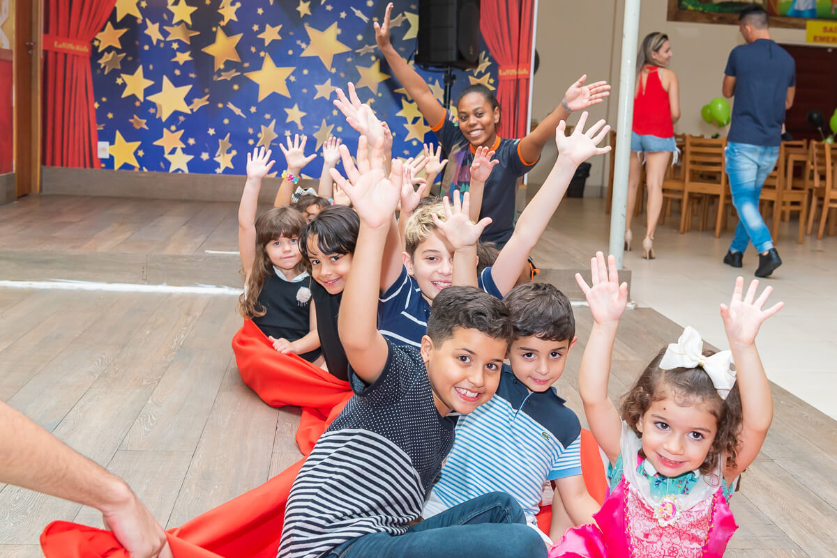 Enzo comemora os seus 5 anos com o tema Ben 10 no La Ville Kids e se diverte bastante, acompanhado pela fotógrafa Fabiana Bomfim.