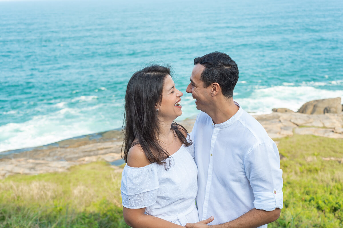 Ensaio de pre wedding dos noivos Juliana e Wallace feito na praia de Grumari pela fotógrafa Fabiana Bomfim