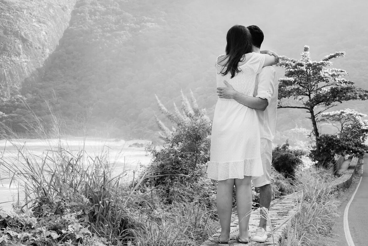 Ensaio de pre wedding dos noivos Juliana e Wallace feito na praia de Grumari pela fotógrafa Fabiana Bomfim