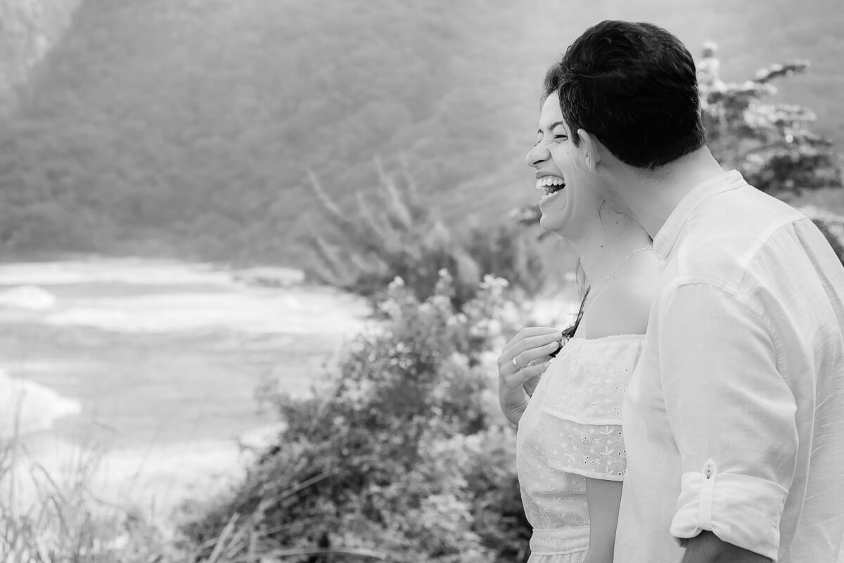 Ensaio de pre wedding dos noivos Juliana e Wallace feito na praia de Grumari pela fotógrafa Fabiana Bomfim