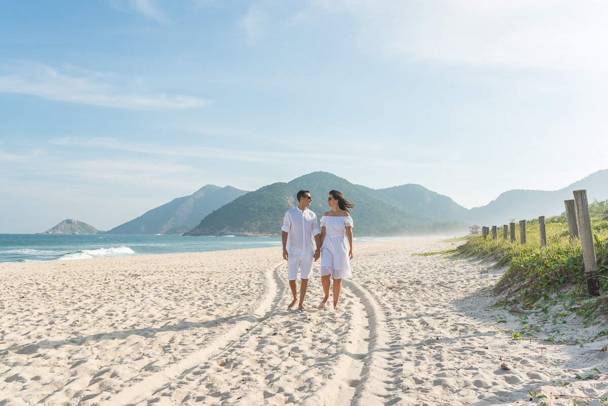 Ensaio de pre wedding dos noivos Juliana e Wallace feito na praia de Grumari pela fotógrafa Fabiana Bomfim