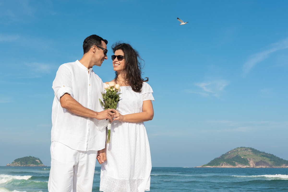 Ensaio de pre wedding dos noivos Juliana e Wallace feito na praia de Grumari pela fotógrafa Fabiana Bomfim