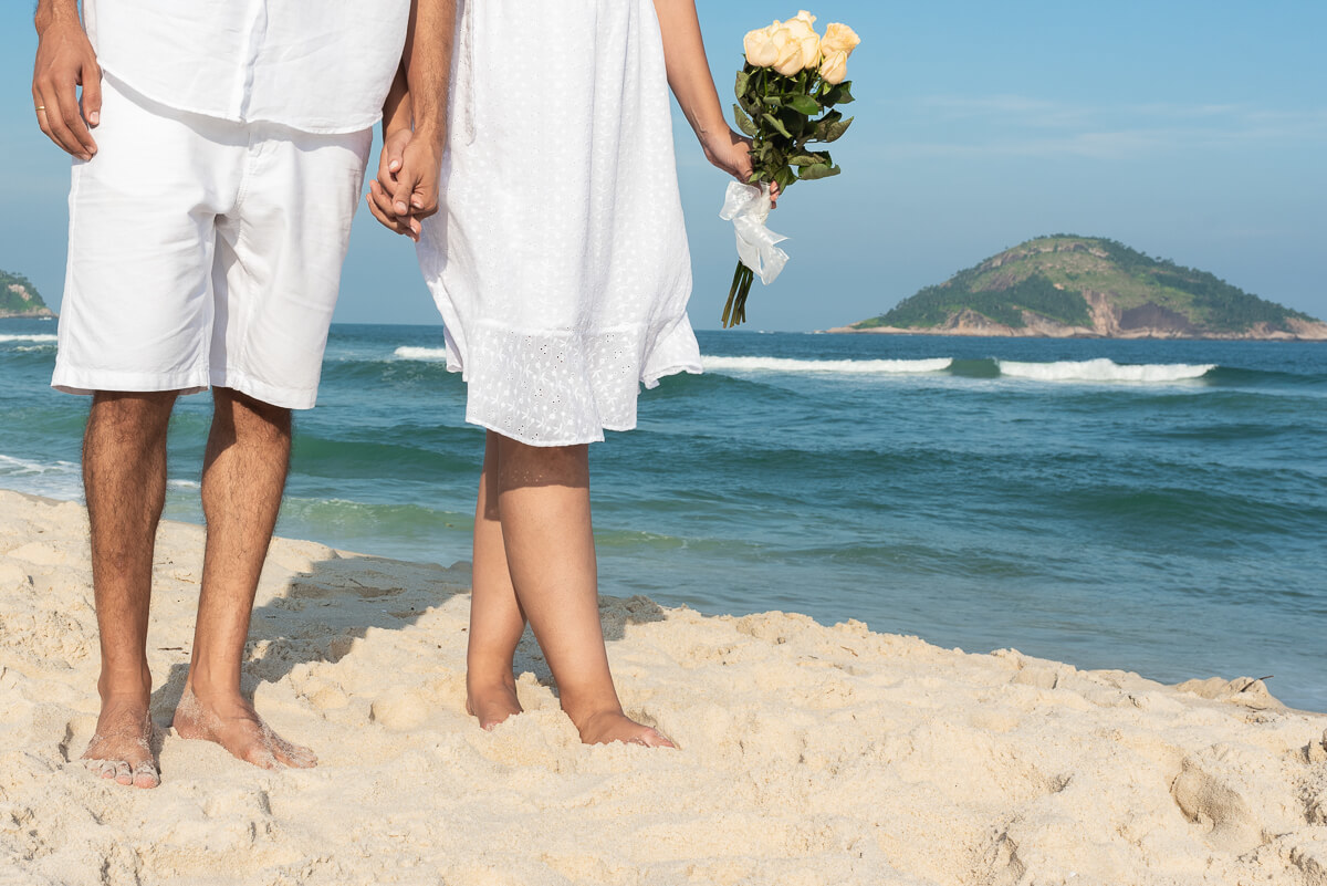 Ensaio de pre wedding dos noivos Juliana e Wallace feito na praia de Grumari pela fotógrafa Fabiana Bomfim