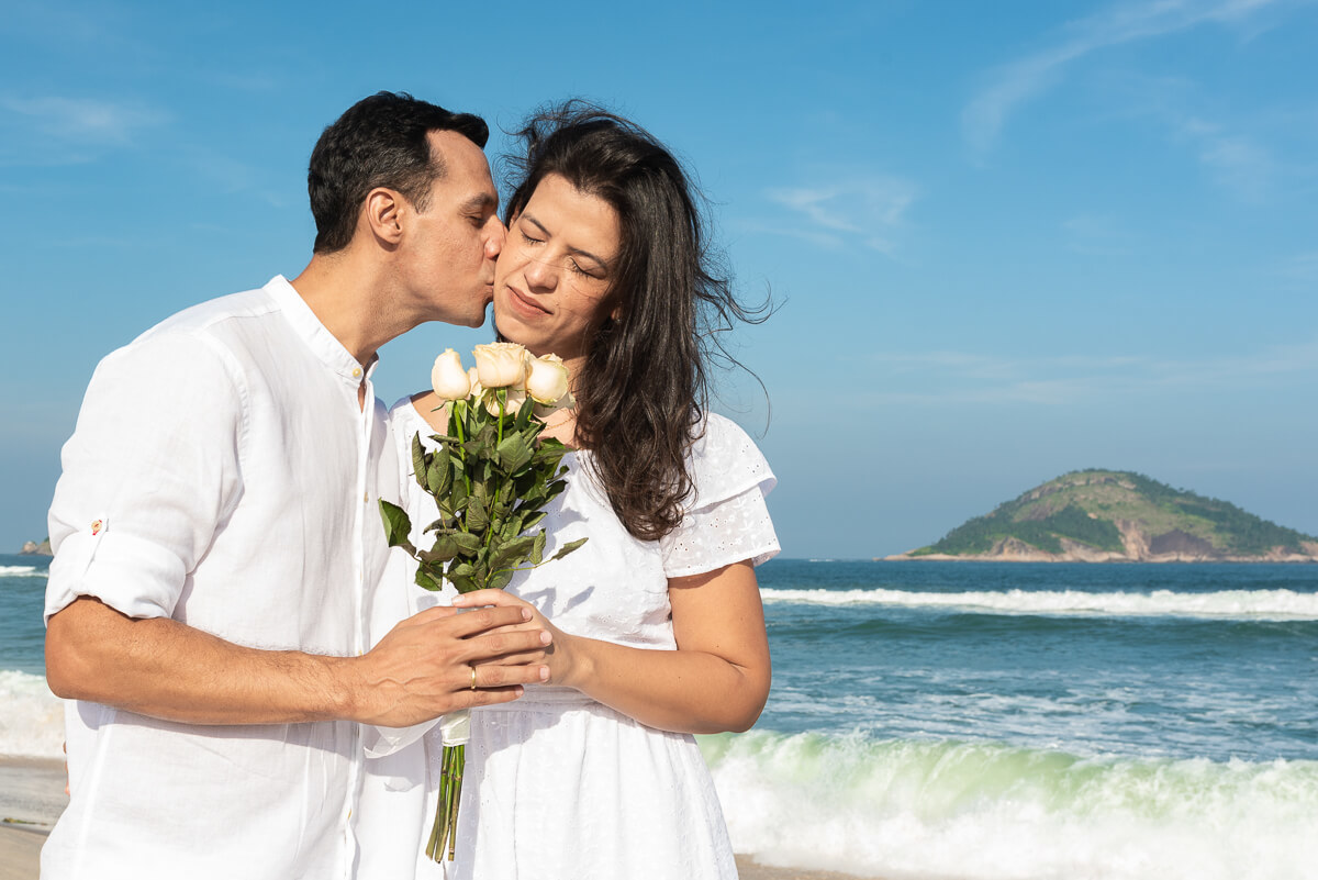 Ensaio de pre wedding dos noivos Juliana e Wallace feito na praia de Grumari pela fotógrafa Fabiana Bomfim