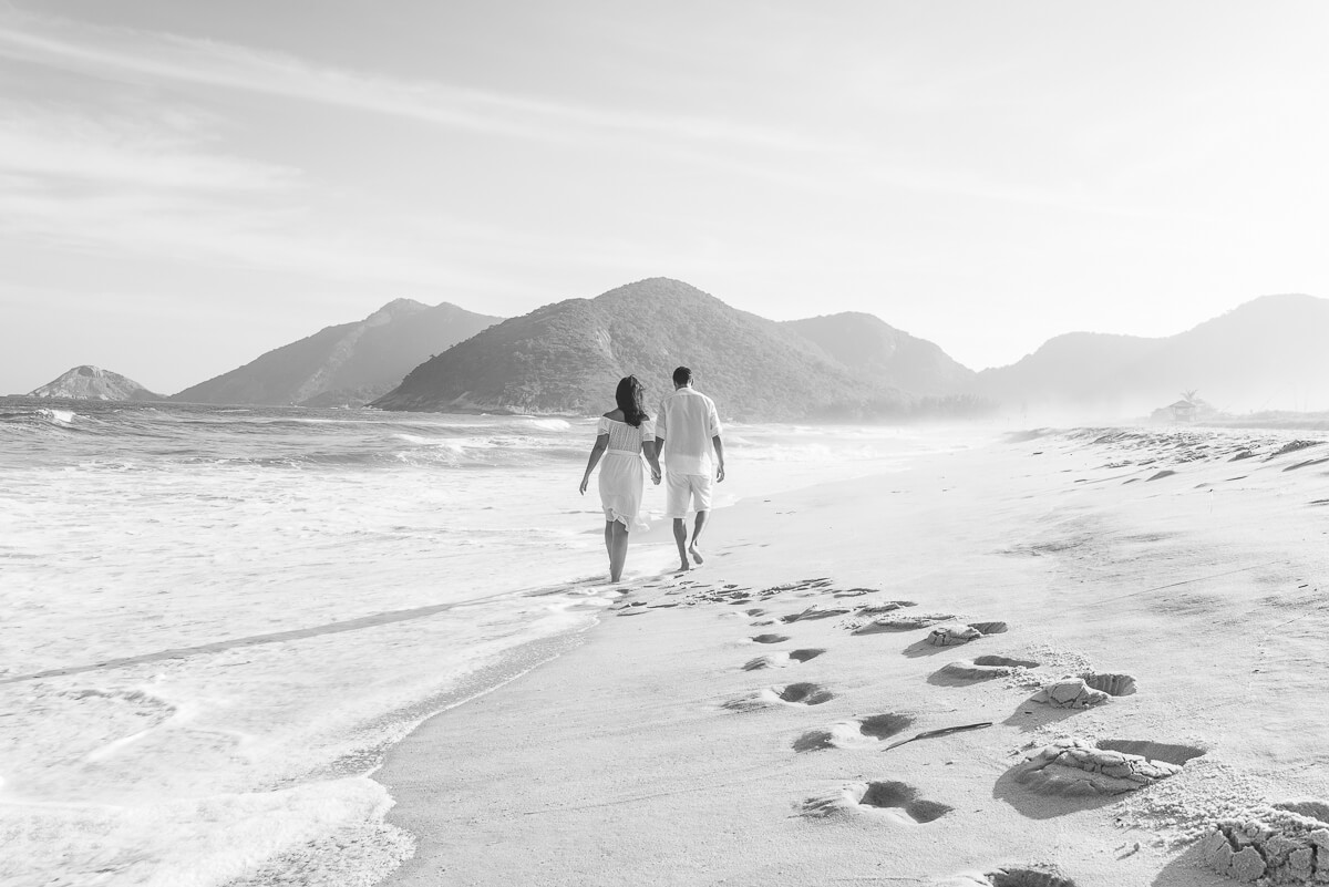 Ensaio de pre wedding dos noivos Juliana e Wallace feito na praia de Grumari pela fotógrafa Fabiana Bomfim