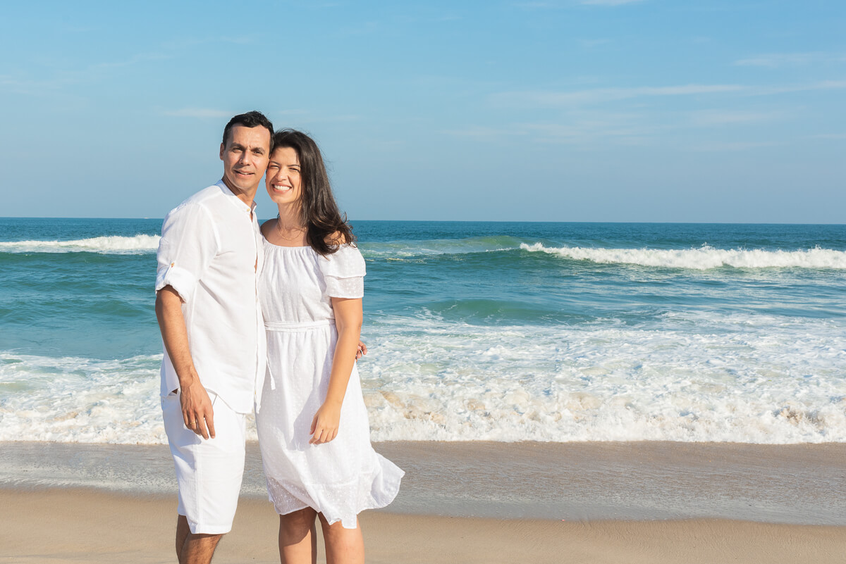 Ensaio de pre wedding dos noivos Juliana e Wallace feito na praia de Grumari pela fotógrafa Fabiana Bomfim