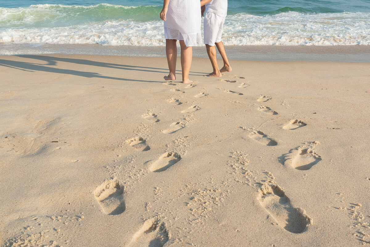 Ensaio de pre wedding dos noivos Juliana e Wallace feito na praia de Grumari pela fotógrafa Fabiana Bomfim
