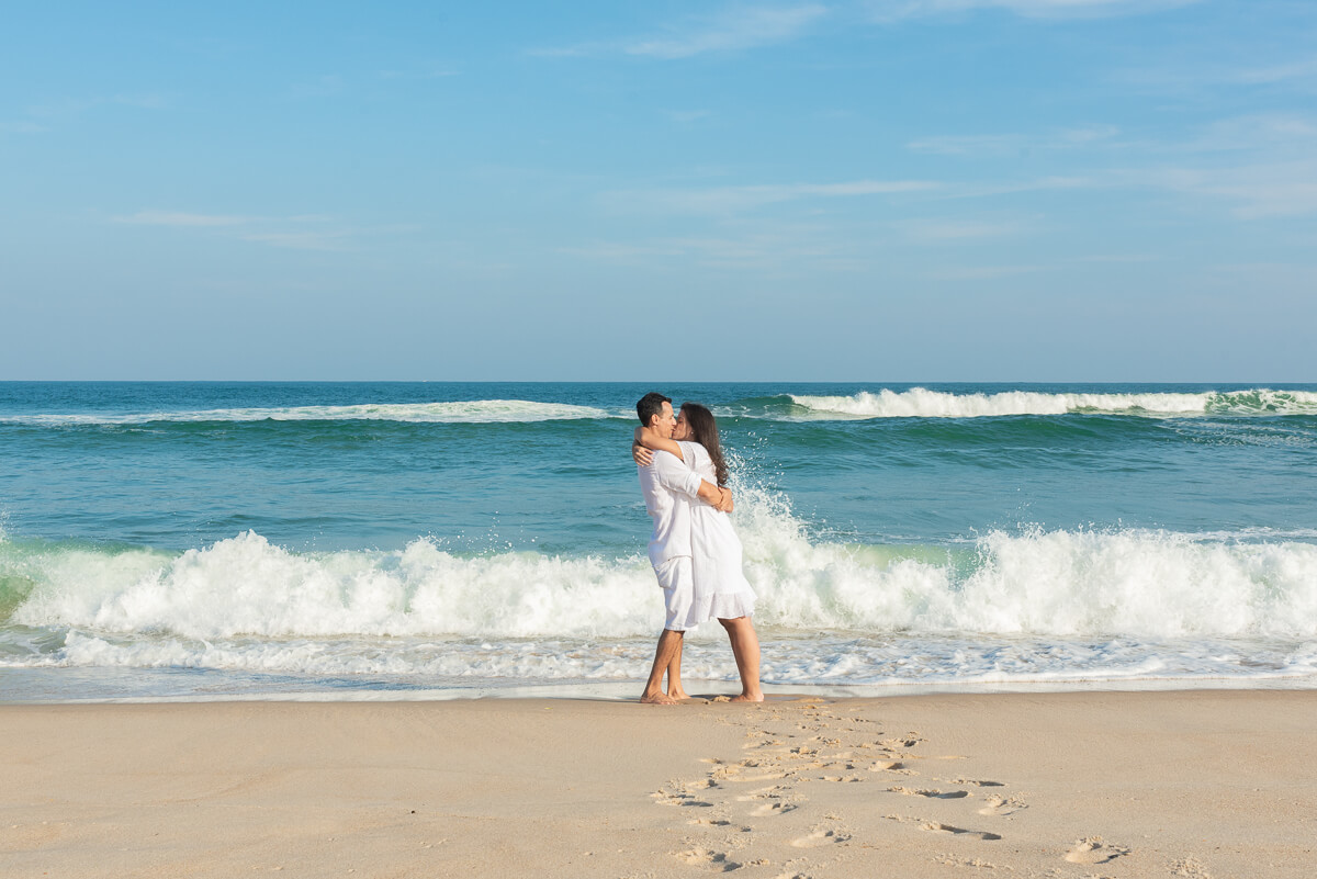Ensaio de pre wedding dos noivos Juliana e Wallace feito na praia de Grumari pela fotógrafa Fabiana Bomfim