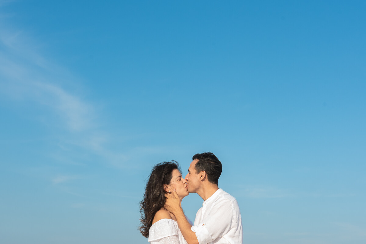 Ensaio de pre wedding dos noivos Juliana e Wallace feito na praia de Grumari pela fotógrafa Fabiana Bomfim