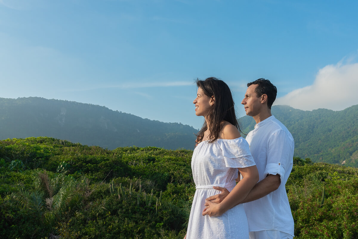 Ensaio de pre wedding dos noivos Juliana e Wallace feito na praia de Grumari pela fotógrafa Fabiana Bomfim