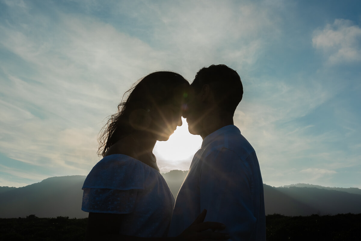 Ensaio de pre wedding dos noivos Juliana e Wallace feito na praia de Grumari pela fotógrafa Fabiana Bomfim