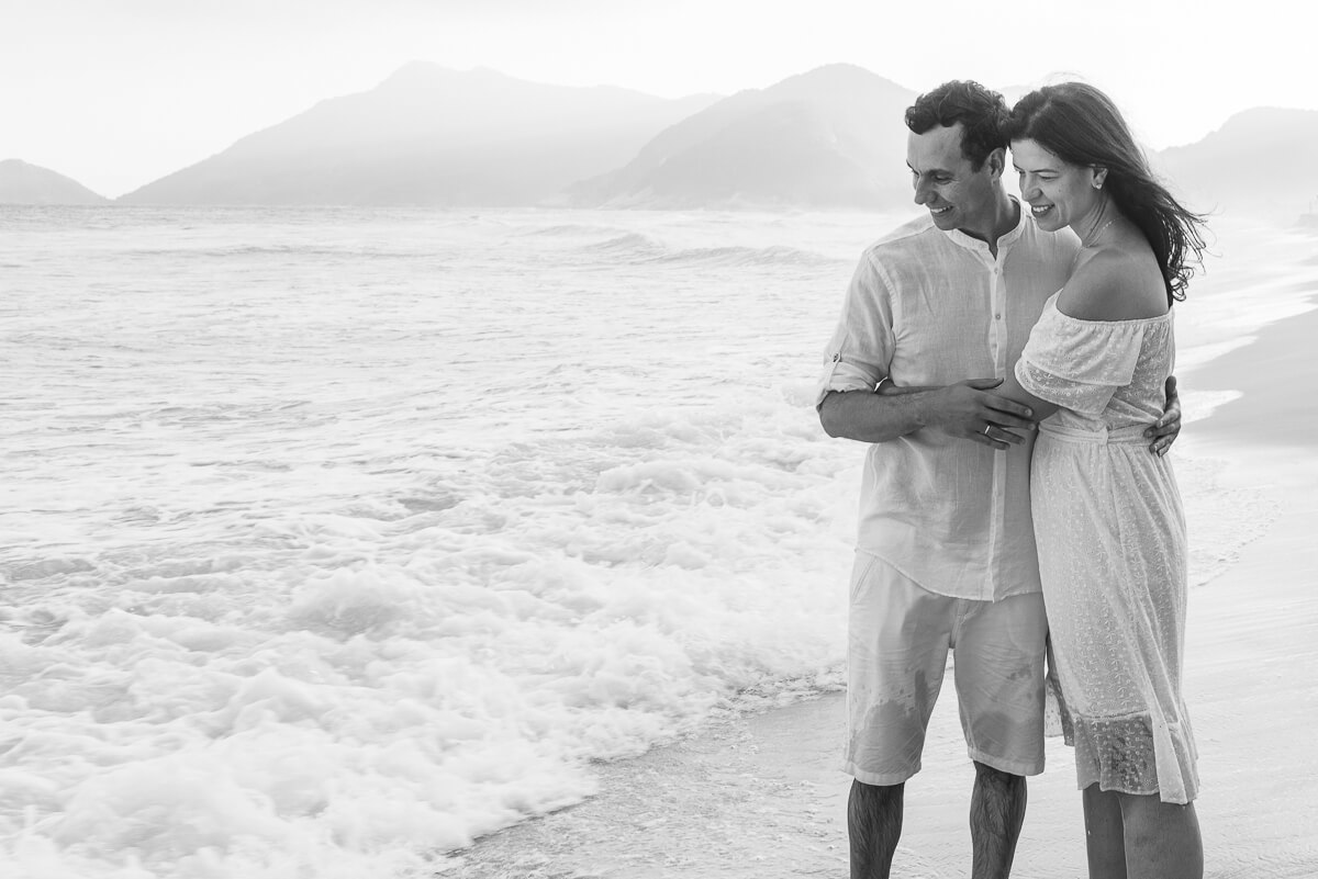 Ensaio de pre wedding dos noivos Juliana e Wallace feito na praia de Grumari pela fotógrafa Fabiana Bomfim