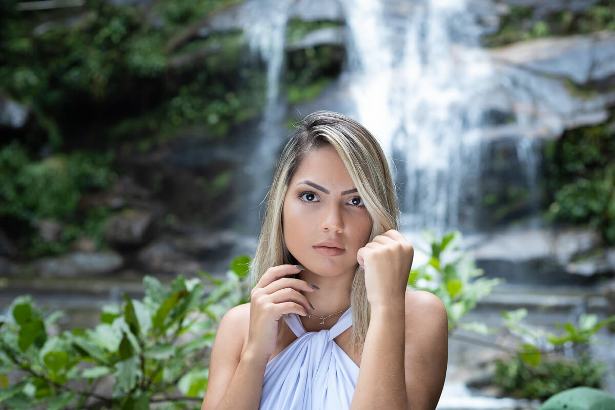A modelo Amanda Alves posando para a fotógrafa Fabiana Bomfim no Parque Alto da Boa Vista, Rio de Janeiro.