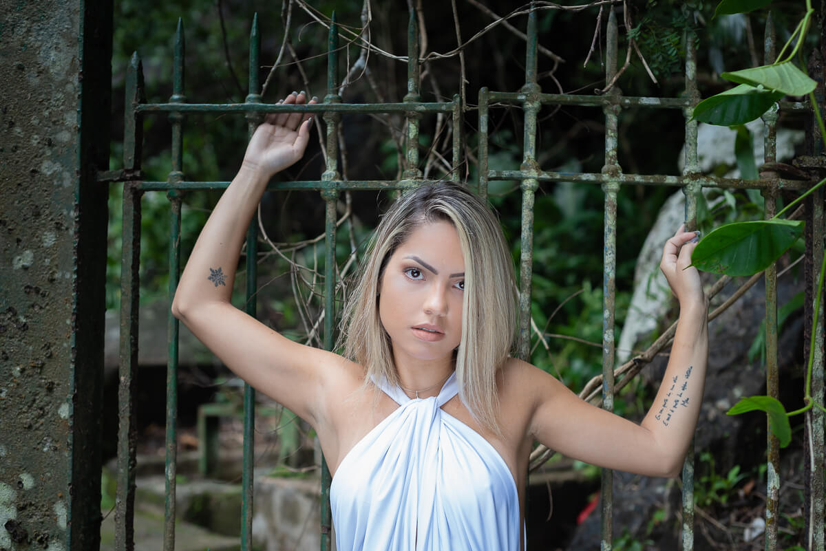A modelo Amanda Alves posando para a fotógrafa Fabiana Bomfim no Parque Alto da Boa Vista, Rio de Janeiro.