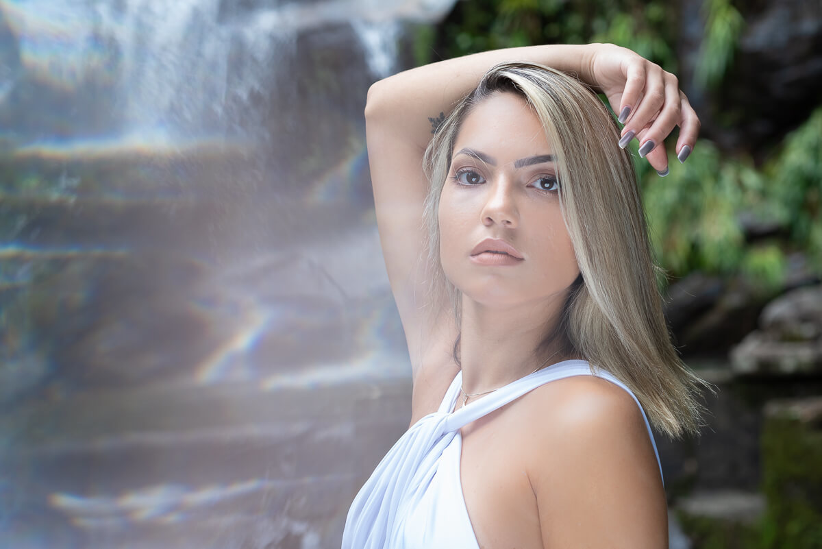 A modelo Amanda Alves posando para a fotógrafa Fabiana Bomfim no Parque Alto da Boa Vista, Rio de Janeiro.