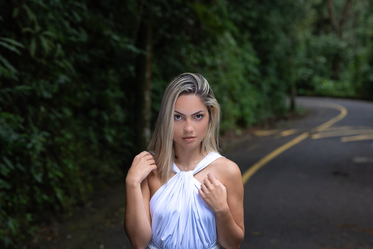 A modelo Amanda Alves posando para a fotógrafa Fabiana Bomfim no Parque Alto da Boa Vista, Rio de Janeiro.