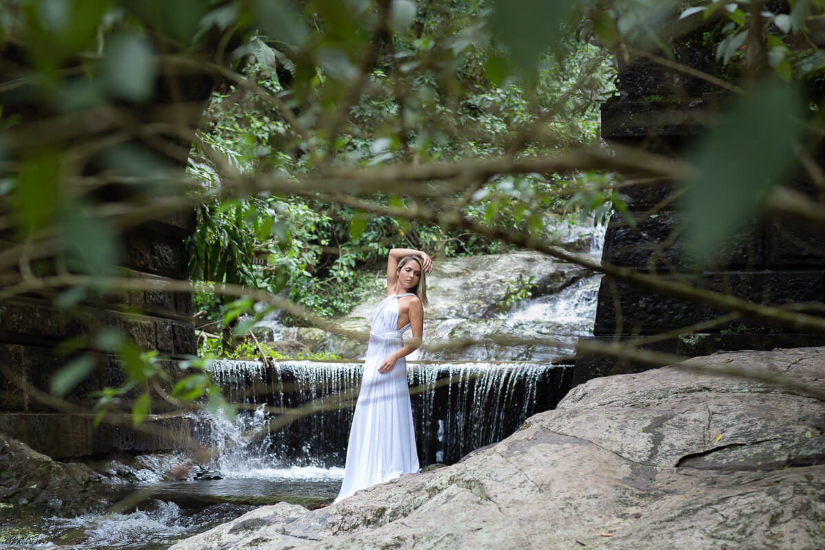 A modelo Amanda Alves posando para a fotógrafa Fabiana Bomfim no Parque Alto da Boa Vista, Rio de Janeiro.