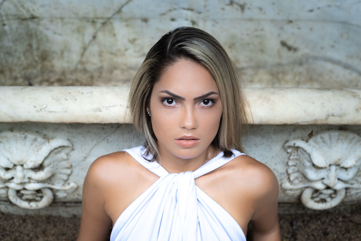 A modelo Amanda Alves posando para a fotógrafa Fabiana Bomfim no Parque Alto da Boa Vista, Rio de Janeiro.
