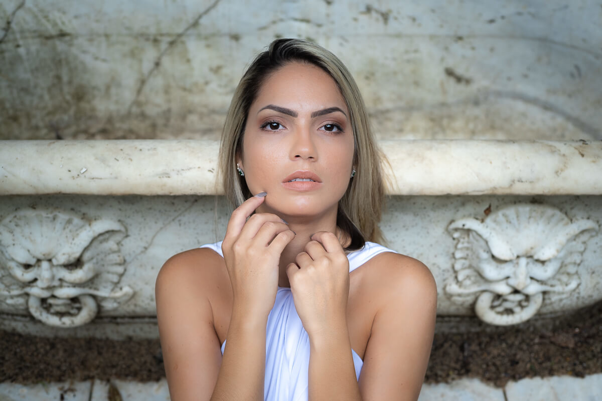A modelo Amanda Alves posando para a fotógrafa Fabiana Bomfim no Parque Alto da Boa Vista, Rio de Janeiro.