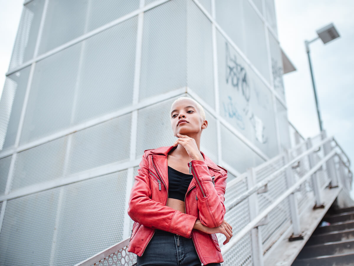 A modelo Laís Venâncio posando para a fotógrafa Fabiana Bomfim.