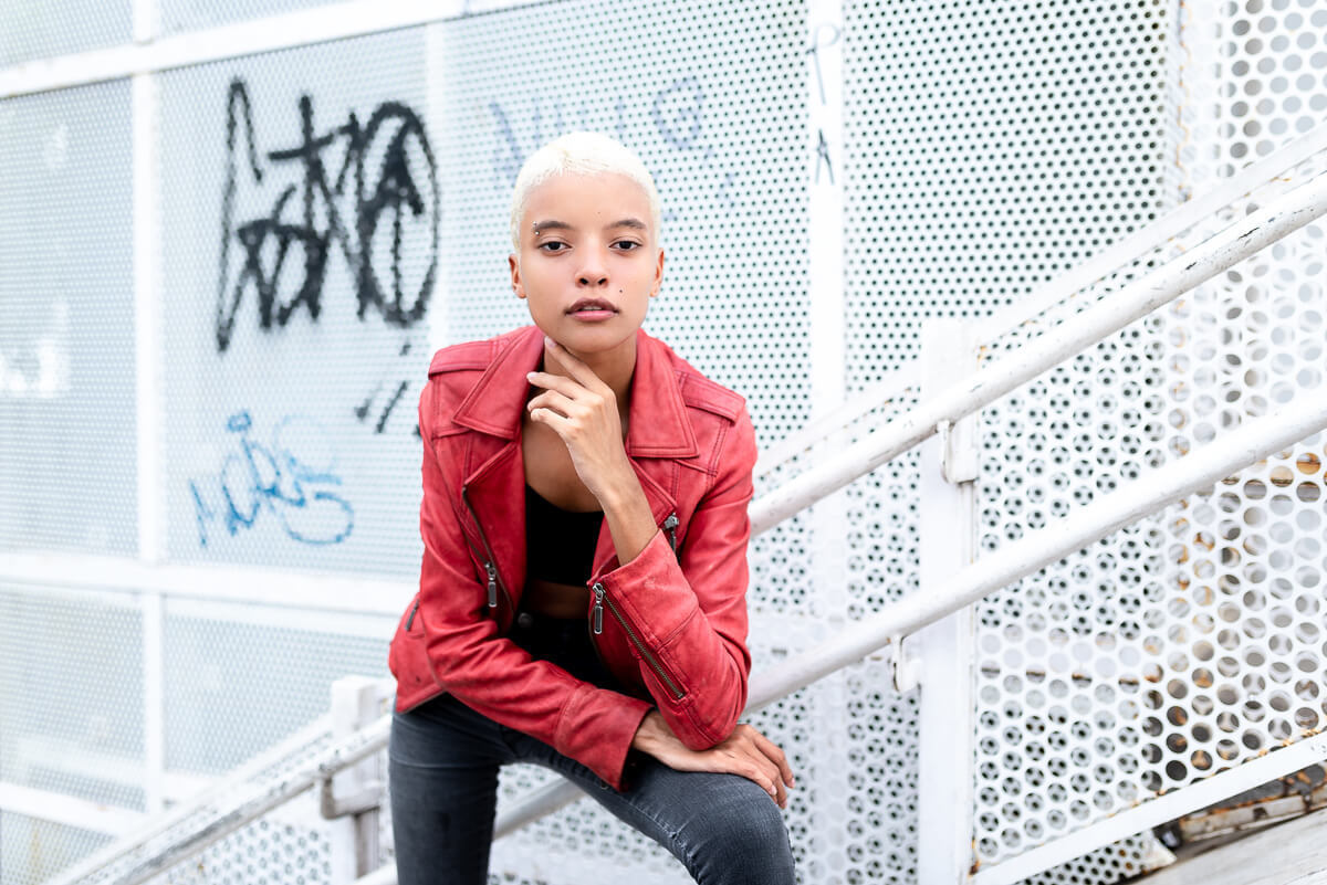 A modelo Laís Venâncio posando para a fotógrafa Fabiana Bomfim.