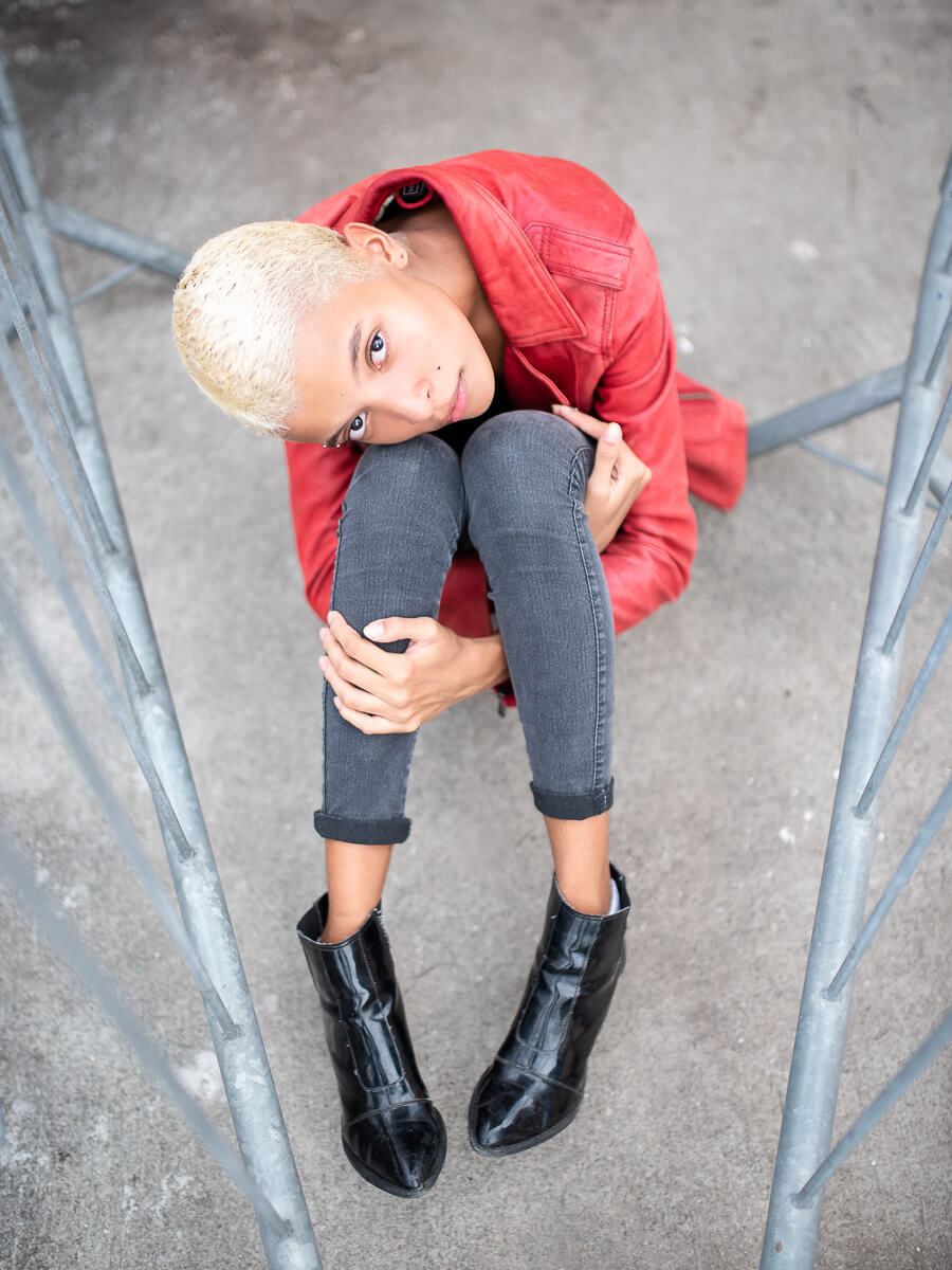 A modelo Laís Venâncio posando para a fotógrafa Fabiana Bomfim.