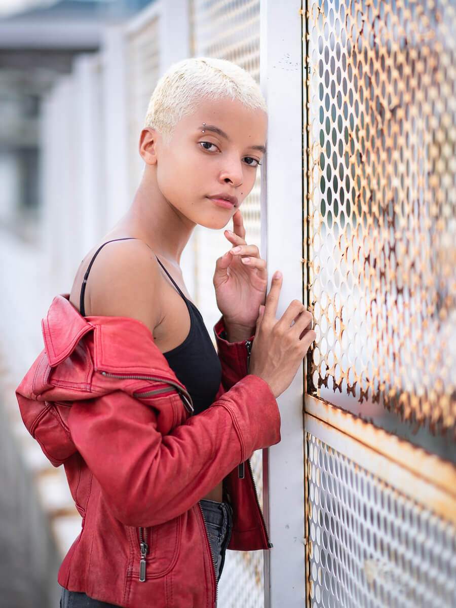 A modelo Laís Venâncio posando para a fotógrafa Fabiana Bomfim.