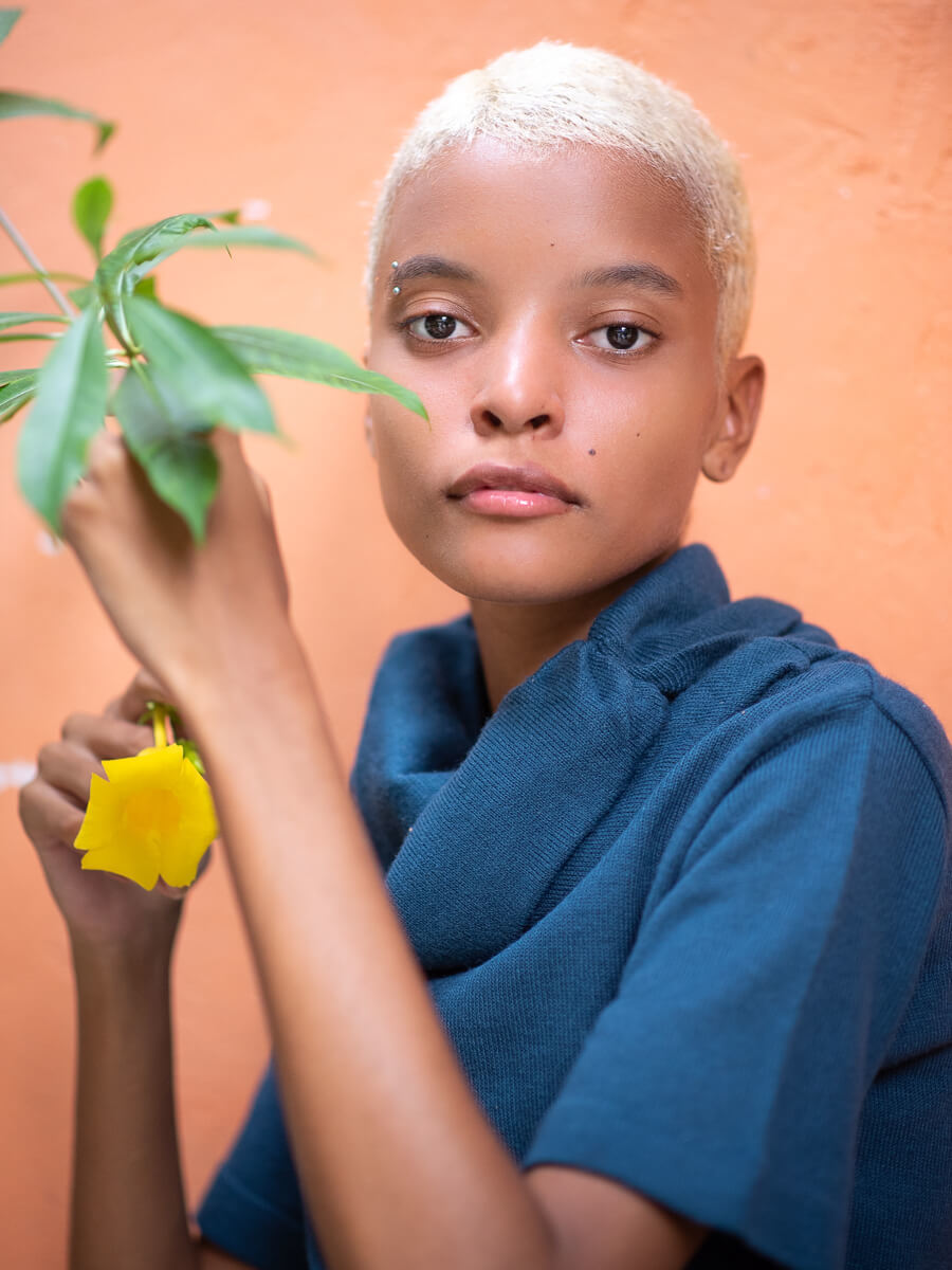 A modelo Laís Venâncio posando para a fotógrafa Fabiana Bomfim na Ilha da Gigóia, Barra da Tijuca.