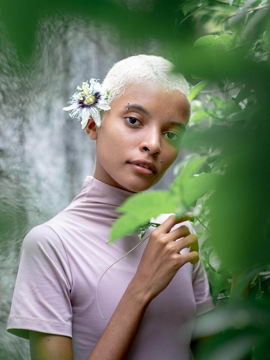 A modelo Laís Venâncio posando para a fotógrafa Fabiana Bomfim na Ilha da Gigóia, Barra da Tijuca.
