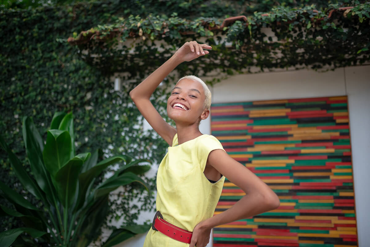 A modelo Laís Venâncio posando para a fotógrafa Fabiana Bomfim na Ilha da Gigóia, Barra da Tijuca.