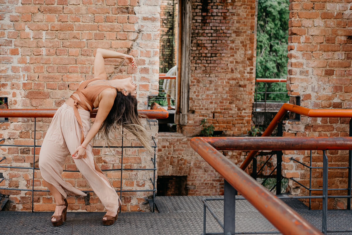 A atriz Paula Frascari em ensaio no Parque das Ruínas para a fotógrafa Fabiana Bomfim