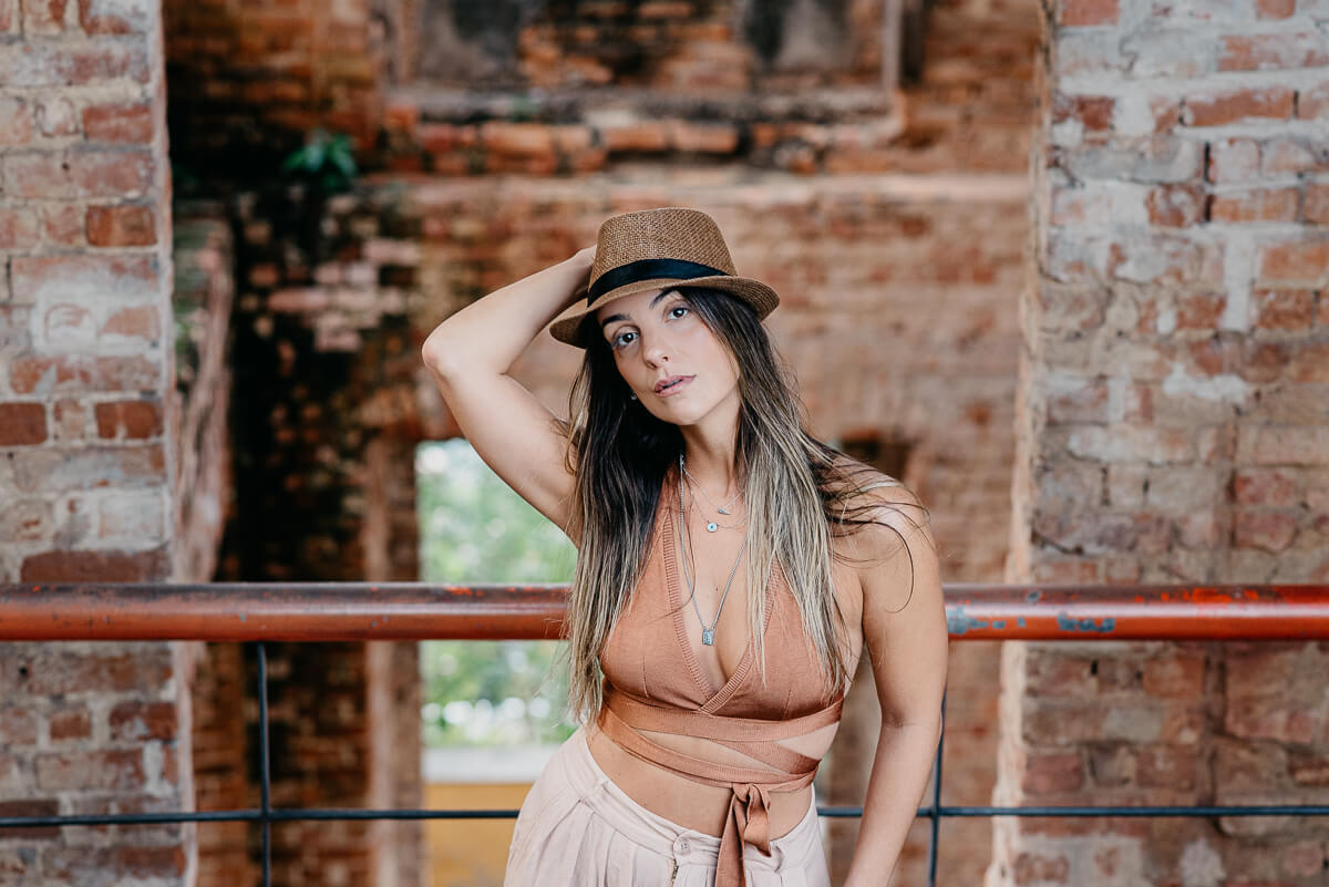 A atriz Paula Frascari em ensaio no Parque das Ruínas para a fotógrafa Fabiana Bomfim