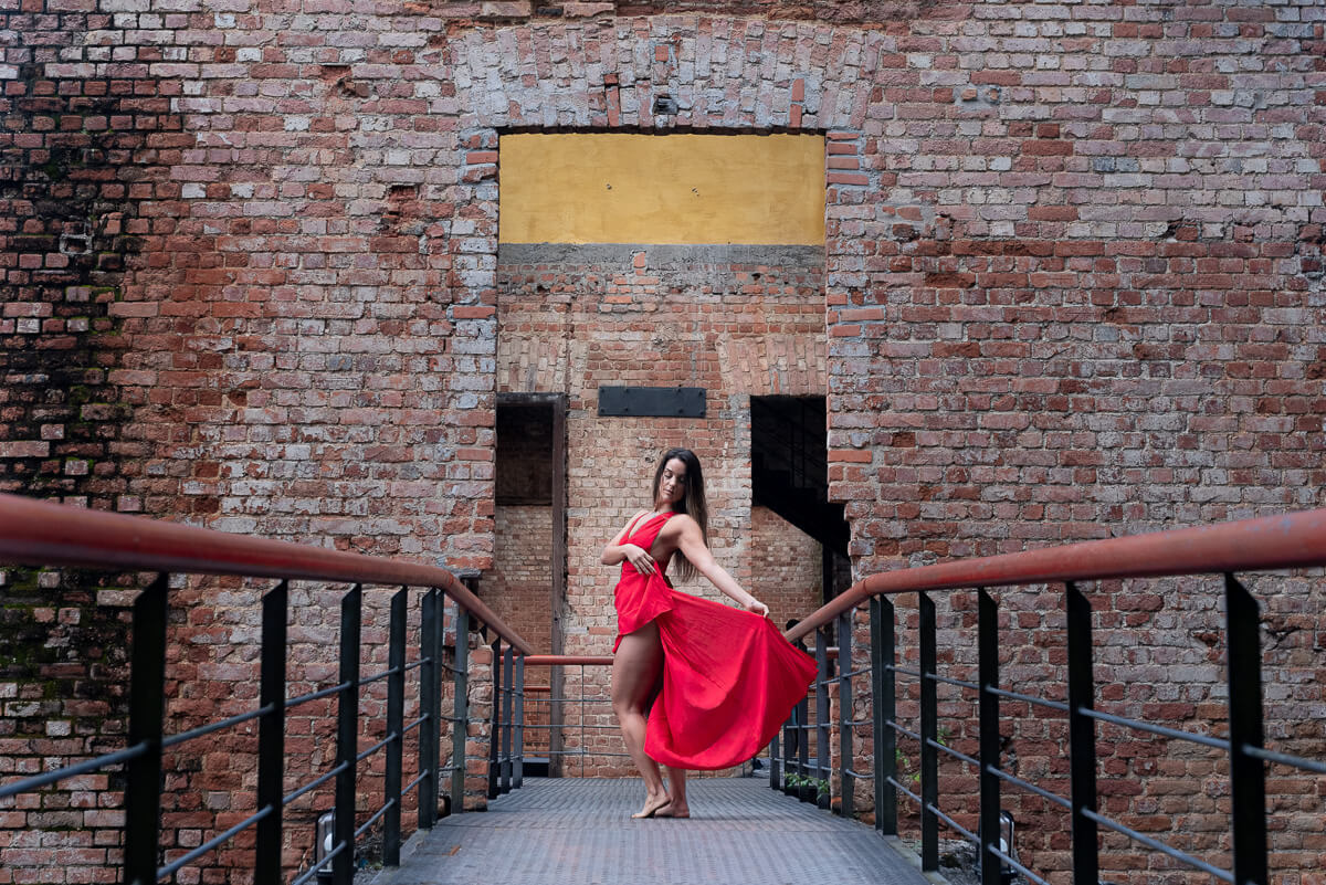 A atriz Paula Frascari em ensaio no Parque das Ruínas para a fotógrafa Fabiana Bomfim