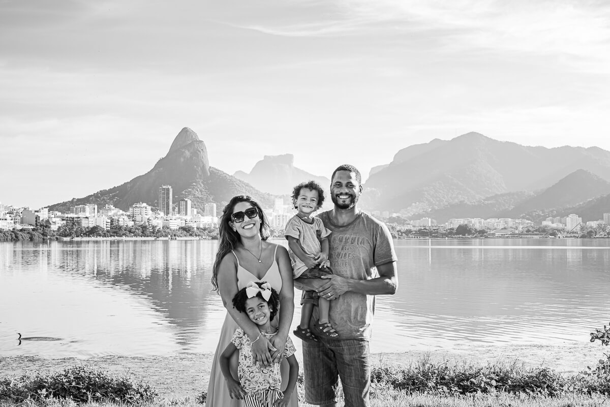 Família do jogador Paulo Victor se despede do Rio de Janeiro, rumo à Áustria para uma nova temporada de vôlei masculino, pela fotógrafa Fabiana Bomfim.