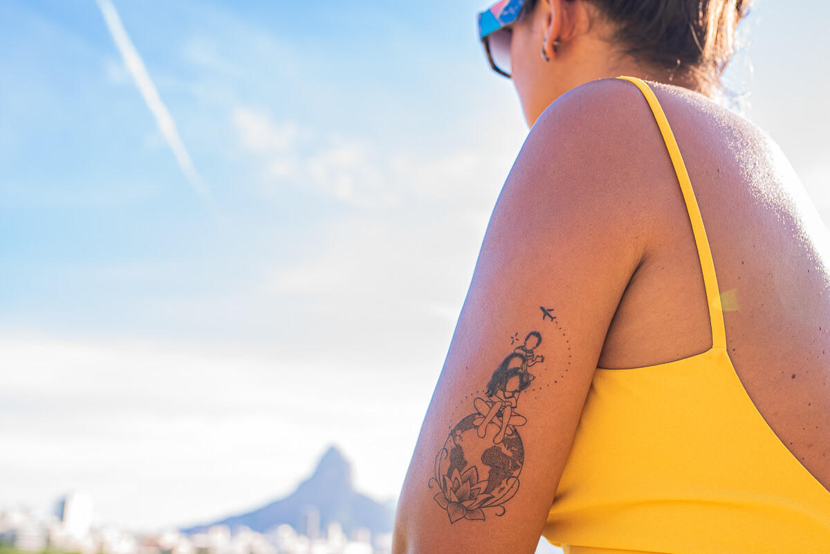 A tatuagem super marcante da Júlia feita no Rio de Janeiro, registrada pela fotógrafa Fabiana Bomfim.