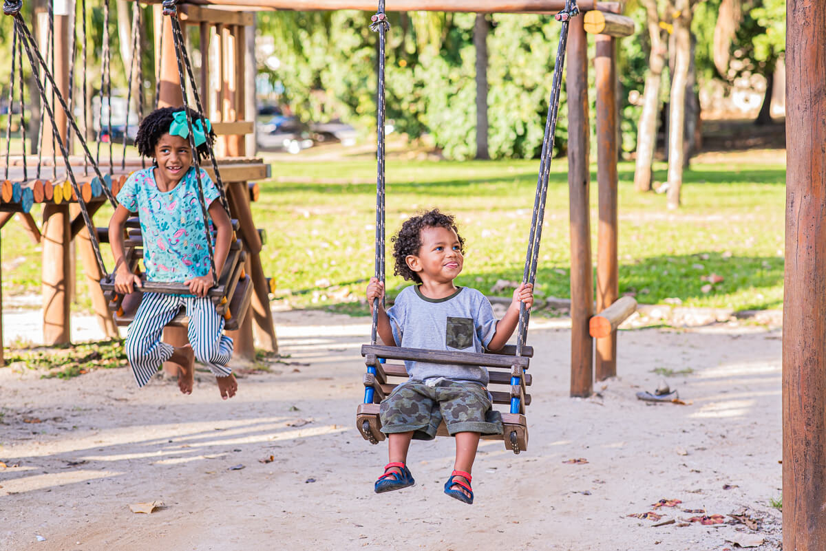 A alegria de viver dos queridos Giovanna e Lorenzo, filhos do jogador de vôlei Paulo Victor e sua esposa Júlia, registrado pela fotógrafa Fabiana Bomfim.