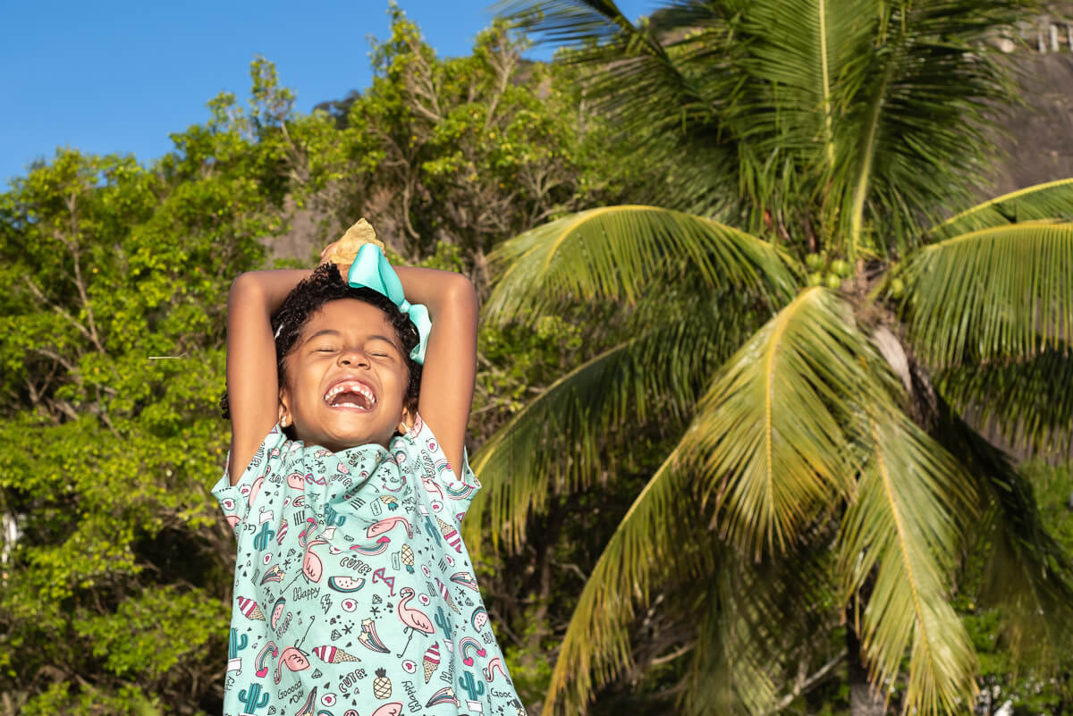 A alegria de viver da querida Giovanna, filha do jogador de vôlei Paulo Victor e sua esposa Júlia, registrado pela fotógrafa Fabiana Bomfim.