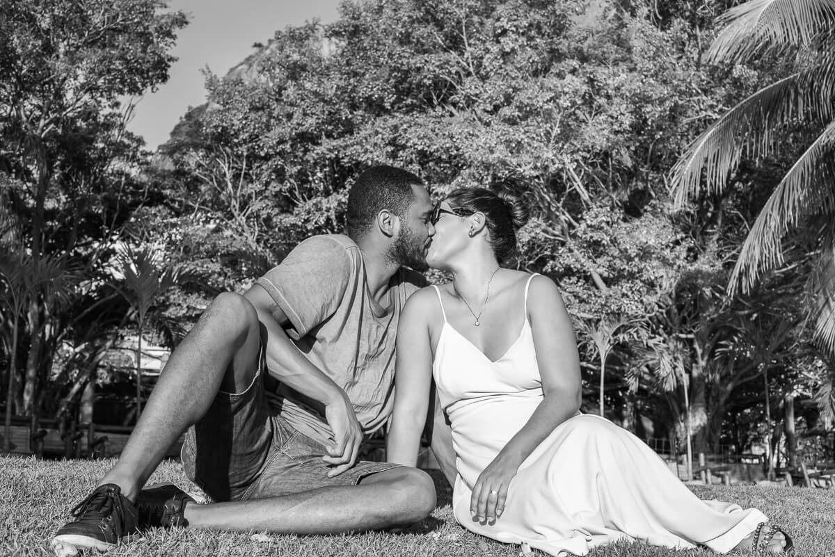 Momentos a sós do jogador de vôlei Paulo Victor e sua esposa Julia, enquanto os filhos brincavam na lagoa Rodrigo de Freitas, registrado pela fotógrafa Fabiana Bomfim.