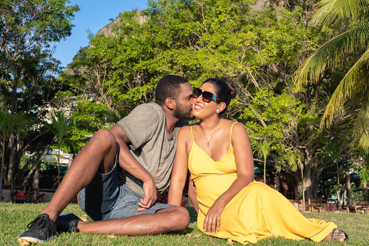 Momentos a sós do jogador de vôlei Paulo Victor e sua esposa Julia, enquanto os filhos brincavam na lagoa Rodrigo de Freitas, registrado pela fotógrafa Fabiana Bomfim.