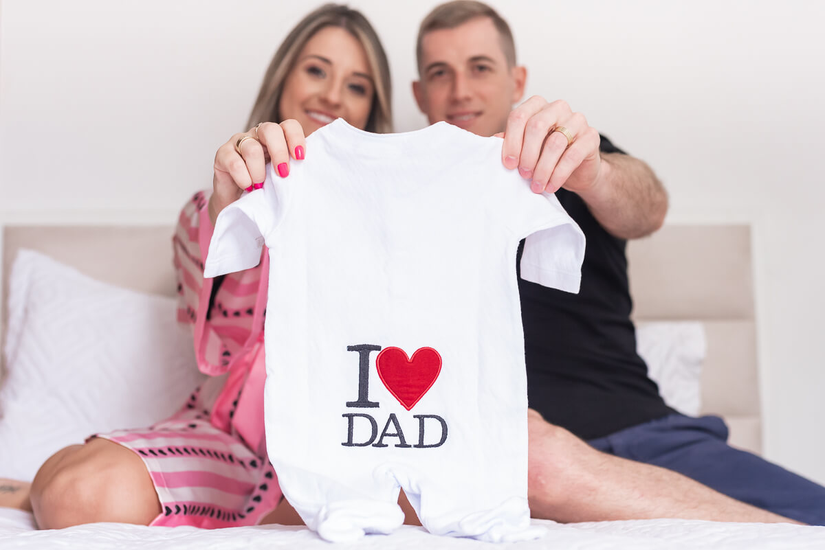 Será que a Manu já ama o papai? É claro que sim!! Papai e mamãe!! Ensaio de gestante da Deisi e Adilson Warken, pela fotógrafa Fabiana Bomfim.