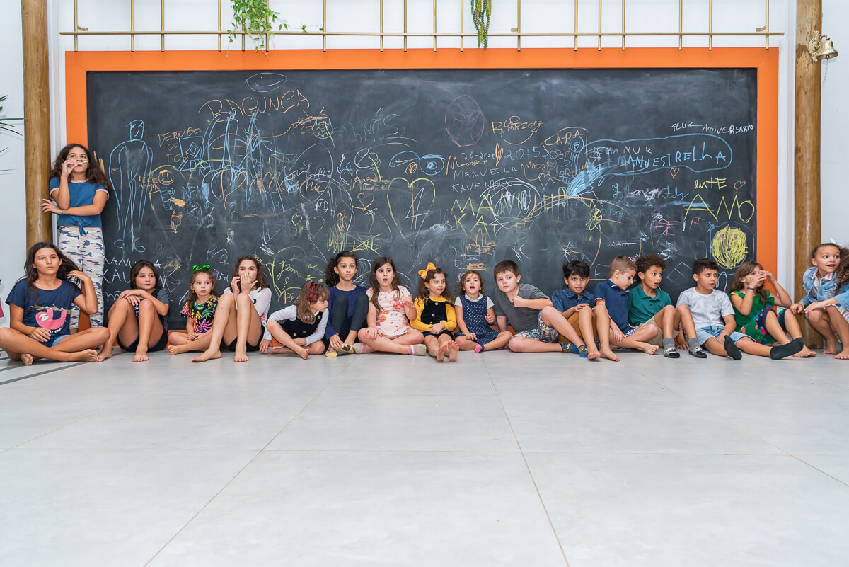 Criançada se divertindo muito durante a recreação da Casa em Festa Buffet, no aniversário da Manu, pela fotógrafa Fabiana Bomfim.