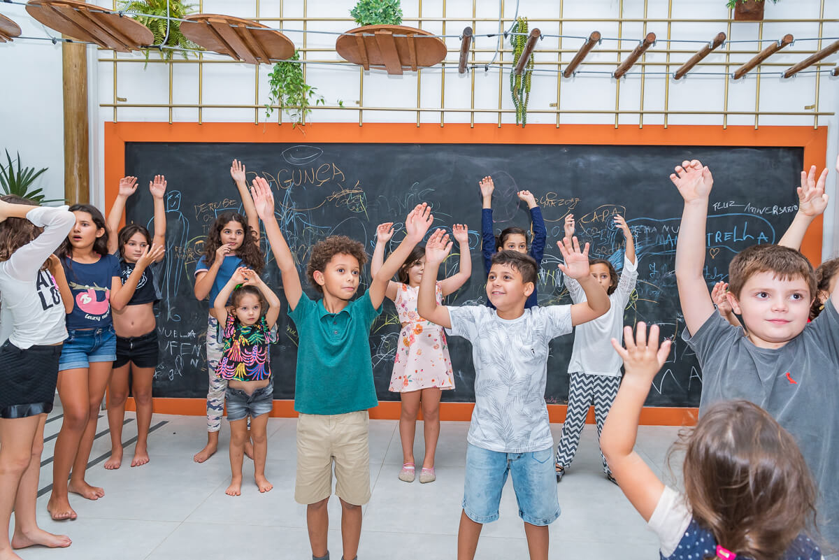 Criançada se divertindo muito durante a recreação da Casa em Festa Buffet, no aniversário da Manu, pela fotógrafa Fabiana Bomfim.